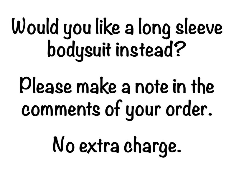 Op de afbeelding: Tekst op een witte achtergrond die luidt: "Wilt u liever een longsleeve bodysuit? Noteer dit dan in de opmerkingen van uw bestelling. Geen extra kosten."