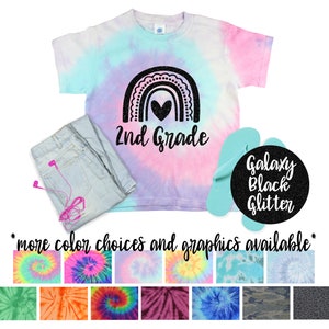 Camisa con efecto tie dye en tonos pastel menta para niña de quinto grado para el regreso a clases, camisa de vinilo con purpurina negra brillante con diseño de galaxia y arcoíris blanco para el primer día de clases de niña