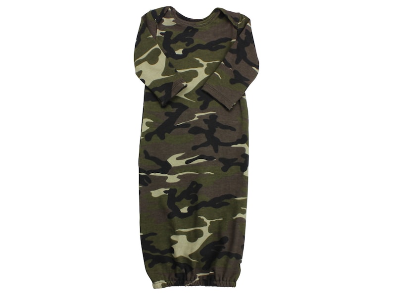 Puede incluir: Batista de beb&eacute; con estampado de camuflaje y mangas largas. La batista est&aacute; hecha de una tela suave y c&oacute;moda y tiene un dobladillo fruncido.