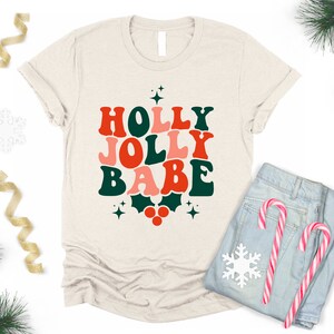 Holly Jolly Babe Retro Christmas Shirt Oatmeal Xmas T-Shirt Red Green Tee Baby Youth Adult Mommy and Me 70s Style Hippie Groovy Funny Family