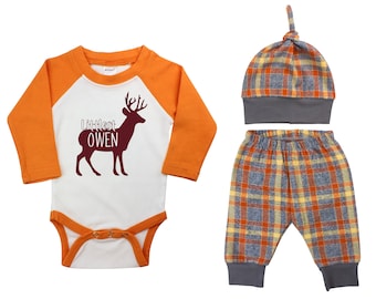 Littlest Deer Gepersonaliseerde babyoutfit Stag Buck achternaam Going Home-outfit geruite broek knoophoed oranje babyraglanhandgemaakt in de VS