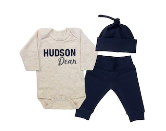Marineblauwe Coming Home-outfit jongen baby, gepersonaliseerde cadeauset voornaam tweede naam, marineblauwe natuurlijke havermout, Romper hoedenbroek, minimalistisch