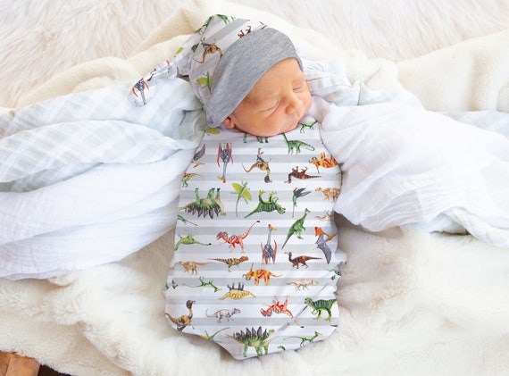 Ragazzo Dinosauro Neonato Swaddle Set Grigio Dino Stripe Coperta Top Knot  Hat Jersey Knit Infant Gift Set Baby Shower Striped Swaddle T-Rex Dinos -   Italia