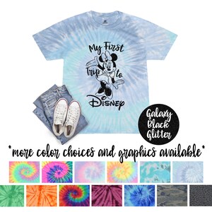 Il mio primo viaggio Minnie Vacanza Tie Dye Maglietta Galaxy Nero Brillante Glitter Vinile Bambino Giovane Adulto Pastello Tie Dye Neon Arcobaleno Tie Dye Maglietta