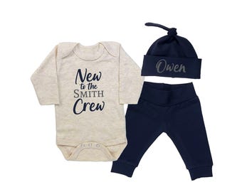 Marineblauwe jongen baby Coming Home-outfit, nieuw voor de bemanning gepersonaliseerde cadeauset, marineblauwe natuurlijke havermout, hoedenbroek Romper, minimalistisch
