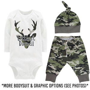 Camouflage Deer Baby Outfit Kleinster Nachname Monogrammed Buck Personalisierte Jagd Buddy gerade dem Team beigetreten Neugeborene nach Hause kommen Bild 9