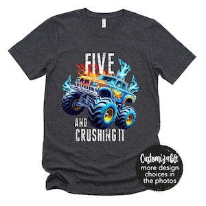 Pode incluir: Uma camiseta cinza escura com um gráfico de caminhão monstro azul e o texto "Five and Crushing It". O caminhão monstro tem chamas e está em um fundo cinza escuro. O texto é branco com um visual desgastado. A camiseta é personalizável com mais opções de design nas fotos.