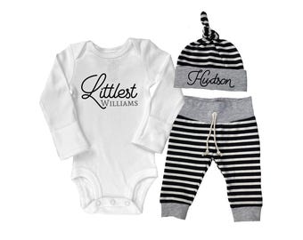 Babyjongen Going Coming Home-outfit, zwarte strepen, kleinste achternaam gepersonaliseerd, romper met knoophoed, broek, handgemaakt, minimalistisch