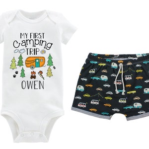 Pojke Min Första Campingresa Personlig Campingoutfit Baby Småbarn Campingshorts Orange Blågrått Utomhus Lägereld Träd Campare Bilar bild 1