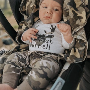 Camouflage Deer Baby Outfit Kleinster Nachname Monogrammed Buck Personalisierte Jagd Buddy gerade dem Team beigetreten Neugeborene nach Hause kommen Bild 8