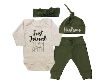 Unisex baby Coming Home-outfit, gepersonaliseerde Just Joined Team-cadeauset, camouflagegroen natuurlijke havermout, hoed broek knoop strik hoofdband, jongensmeisje