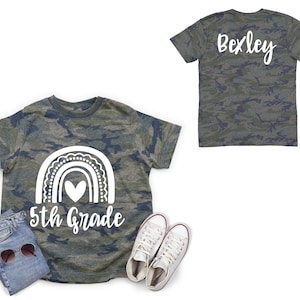 Camiseta de camuflaje escolar arcoíris de quinto grado Camiseta de vinilo blanco liso para niña de quinto grado Camiseta escolar con corazón arcoíris para niña Camiseta de camuflaje para niña de quinto grado