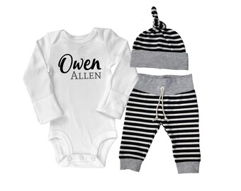Coming Home-outfit babyjongen, zwarte strepen met grijze accenten, voornaam gepersonaliseerd, romper met knoophoed, handgemaakt, minimalistisch