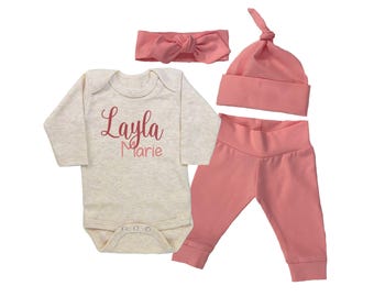 Coming Home-outfit voor meisjesbaby, gepersonaliseerde cadeauset voor tweede naam, blushroze natuurlijke havermout, hoed, broek knoop strik hoofdband, effen kleur