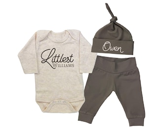 Bruine jongen babyoutfit Coming Home-outfit, gepersonaliseerde Littlest achternaam cadeauset, taupebruine natuurlijke havermout, hoedenbroek Romper minimalistisch