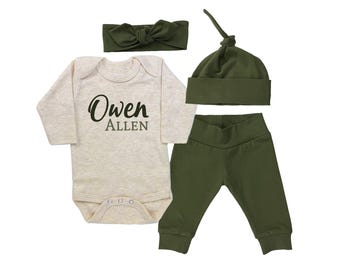 Unisex Coming Home-outfit baby, gepersonaliseerde cadeauset voornaam tweede naam, camouflagegroen natuurlijke havermout, hoed broek knoop strik hoofdband, jongensmeisje