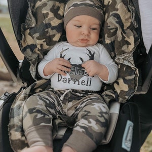 Camouflage Deer Baby Outfit Kleinster Nachname Monogrammed Buck Personalisierte Jagd Buddy gerade dem Team beigetreten Neugeborene nach Hause kommen Bild 7