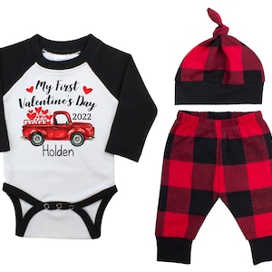 Mein erster Valentinstag 2023 Truck personalisiert Raglan Outfit Junge Valentinstag Bodysuit Herzen Vintage TruckBuffalo Karo Flanell Hose