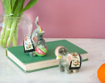 Happy Circus Elephants Salt & Pepper Set / Vintage Japanese Porcelain Corked Seasoning Shakers / Grey Pink Green / 1950s / Kitsch Kitchen