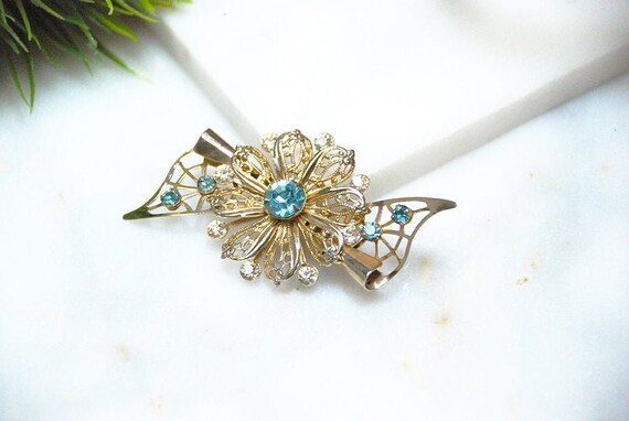 Gold-Tone Daisy with Spiderweb Ribbon Brooch / Blu