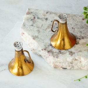 Brass Horn Salt And Pepper Shaker Set / Bugle / Megaphone / Holiday Table / Dining and Serving / Collectible / Sustainable Home 画像 4