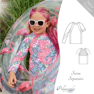 Puede incluir: Una niña lleva un traje de baño rosa y azul con un diseño de caballito de mar. El traje de baño es una camiseta de manga larga. La niña sostiene un flotador de piscina rosa en forma de flamenco. La imagen también incluye un dibujo de línea del patrón del traje de baño. El texto "Swim Separates" y "Pollywoggles" es visible en la imagen.