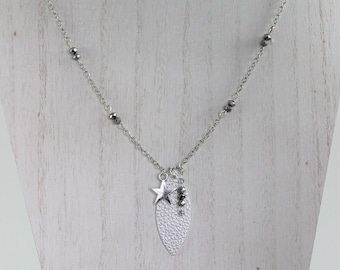 Grijs en zilverkleurige ketting met meerdere hangers | kralen leer ster charme sieraden handgemaakt unieke gril goederen accessoires cadeaus voor haar