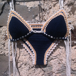 Bikini szydełkowe w kolorze granatowym z białymi i pomarańczowymi akcentami