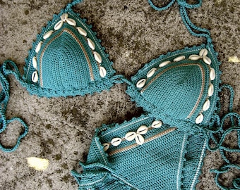 Ensemble de bikini au crochet bleu turquoise profond et coquillages naturels