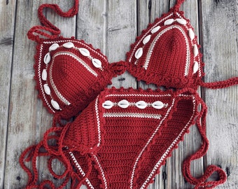 Ensemble de bikini au crochet rouge foncé avec coquillages