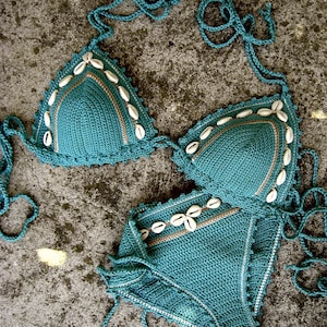 Conjunto de bikini de crochet en color azul turquesa intenso y verde con conchas marinas naturales