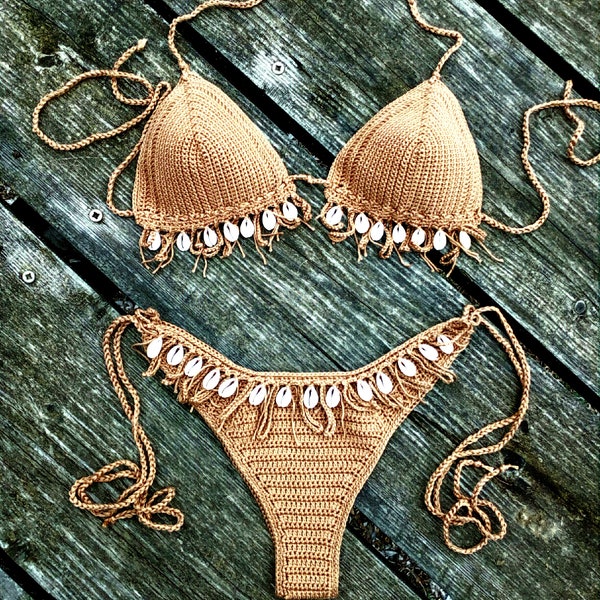 gehäkelter Bikini in Tan Bronze mit natürlichen Muscheln. Kann in jeder Farbe hergestellt werden