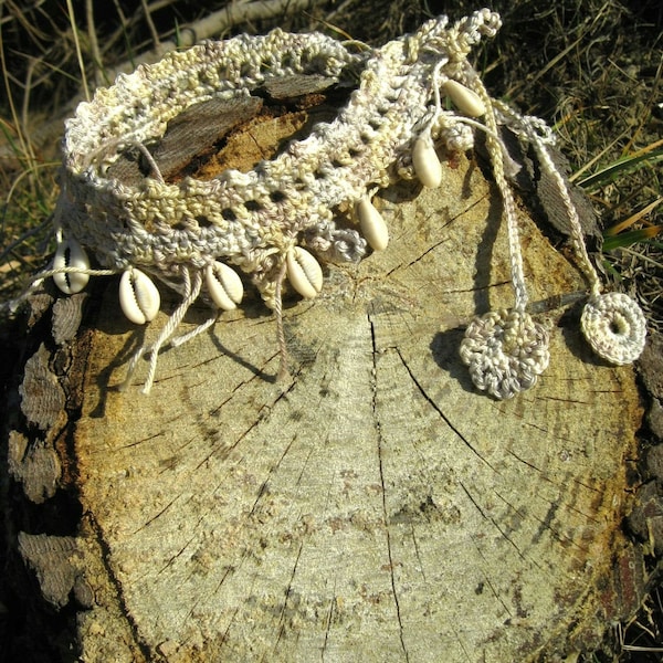 Gargantilla de crochet: collar bohemio de conchas marinas de cauri de algodón. Se puede hacer en cualquier color.