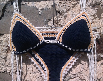 Bikini au crochet bleu foncé avec des touches d'orange et de blanc