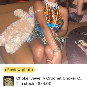 Puede incluir: Un collar gargantilla de crochet con un patr&oacute;n colorido. La gargantilla est&aacute; hecha de hilo blanco y tiene un detalle de cuentas. La gargantilla la lleva puesta una persona en la imagen. La imagen tambi&eacute;n incluye texto que dice "Choker Jewelry Crochet Choker C... 2 en stock 34,00 &euro;".