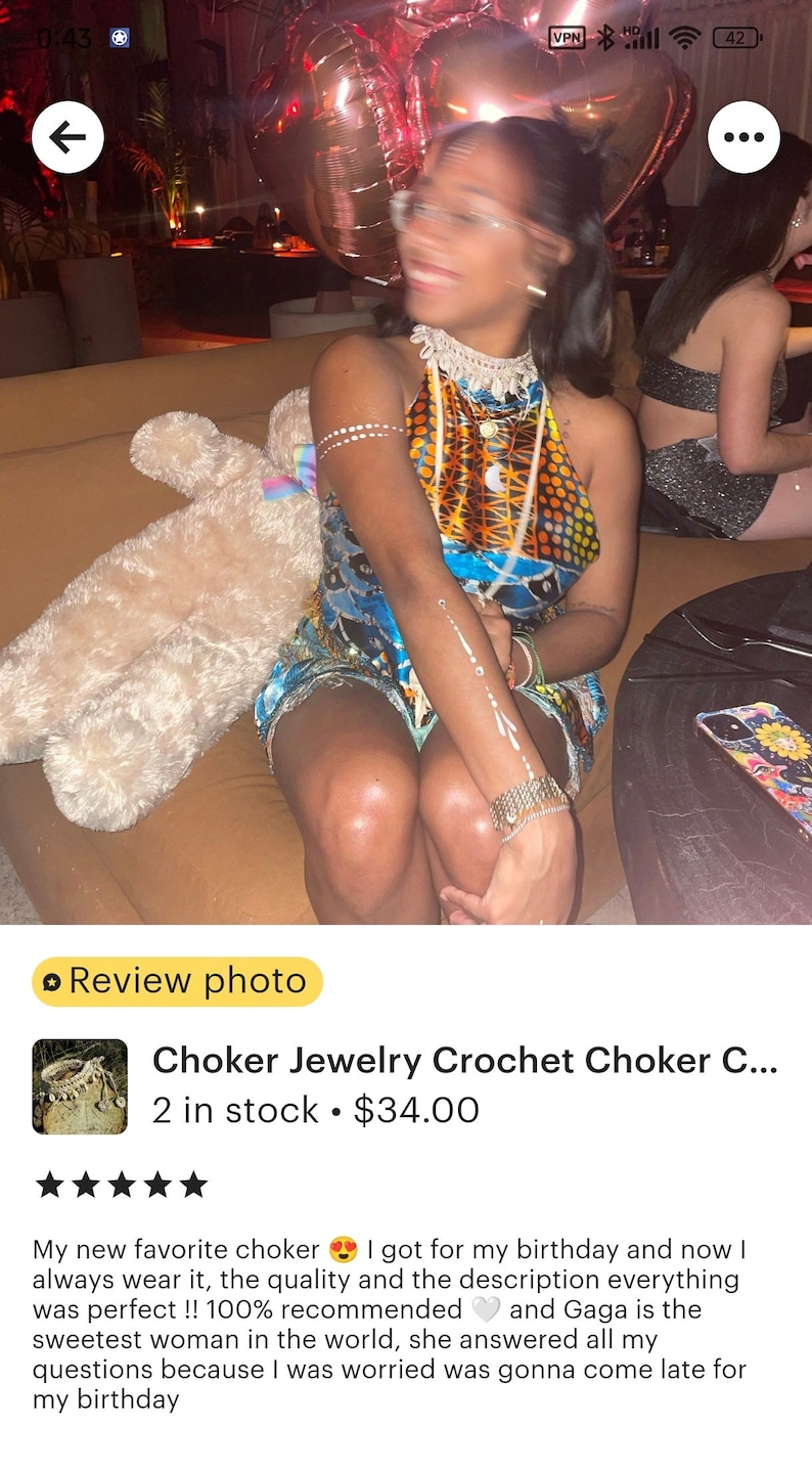 Puede incluir: Un collar gargantilla de crochet con un patr&oacute;n colorido. La gargantilla est&aacute; hecha de hilo blanco y tiene un detalle de cuentas. La gargantilla la lleva puesta una persona en la imagen. La imagen tambi&eacute;n incluye texto que dice "Choker Jewelry Crochet Choker C... 2 en stock 34,00 &euro;".
