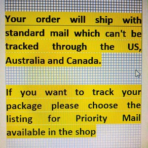 Puede incluir: Texto sobre fondo amarillo que explica que los pedidos se enviar&aacute;n por correo est&aacute;ndar, que no se puede rastrear en los EE. UU., Australia y Canad&aacute;. Tambi&eacute;n indica que si desea rastrear su paquete, puede elegir la opci&oacute;n de correo prioritario disponible en la tienda.