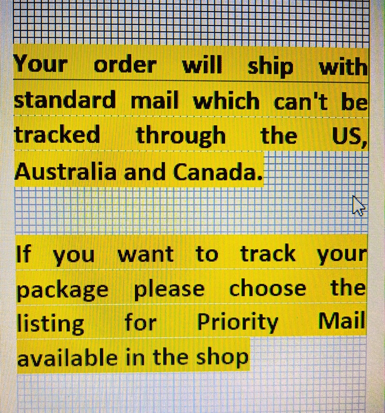 Puede incluir: Texto sobre fondo amarillo que explica que los pedidos se enviar&aacute;n por correo est&aacute;ndar, que no se puede rastrear en los EE. UU., Australia y Canad&aacute;. Tambi&eacute;n indica que si desea rastrear su paquete, puede elegir la opci&oacute;n de correo prioritario disponible en la tienda.