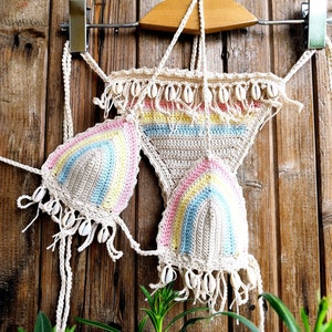 Conjunto de bikini de ganchillo en color crema claro con rayas rosa bebé, azul bebé y vainilla, y conchas de cauri. Se puede confeccionar en cualquier combinación de colores.