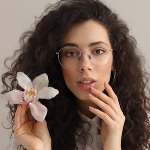 Des lunettes en métal pour femmes et hommes avec des verres correcteurs ou sans ordonnance