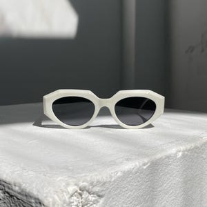 Geometric Cat Eye Sunglasses for Women – White TR90 Frame, Polarized UV400 Lenses