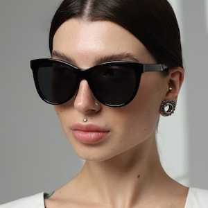 Designer sunglasses women acetate with black polarized lenses UV400 and with wood temples