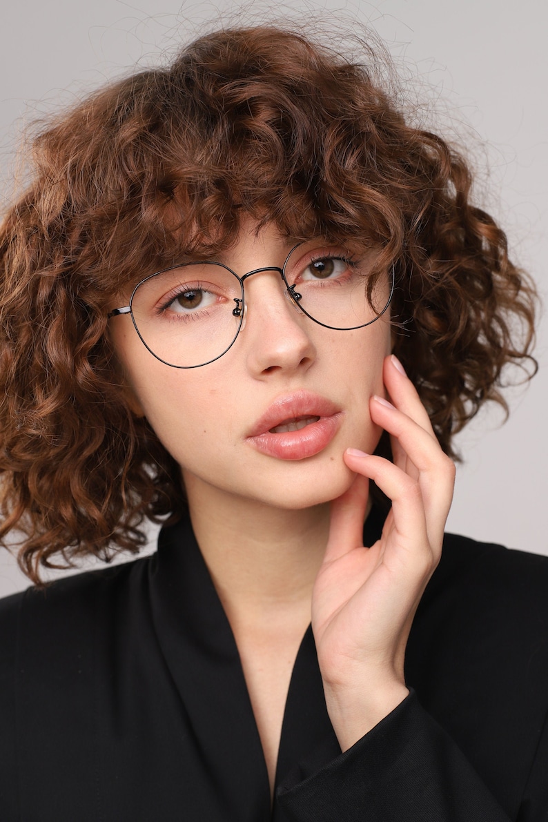 Mod prescription or non prescription black metal reading glasses frames for women with lenses (anti-reflective, blue light blocking, photochromic, sun).

Frame width 137 mm 
Bridge 21 mm 
Height 49 mm 
Temple length 140 mm