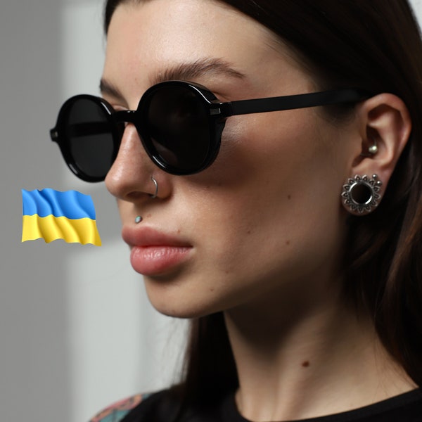 small round plastic sunglasses