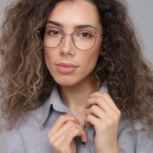 Mod prescription or non prescription black/silver metal reading glasses frames for women with lenses (anti-reflective, blue light blocking, photochromic, sun).

Frame width 137 mm 
Bridge 21 mm 
Height 49 mm 
Temple length 140 mm