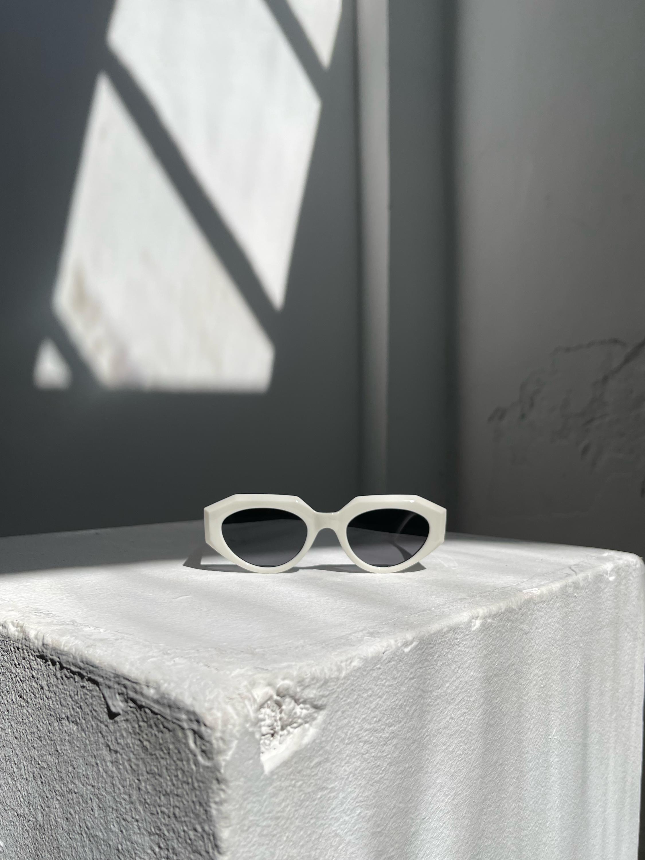 Geometric Cat Eye Sunglasses for Women – White TR90 Frame  display picture 3