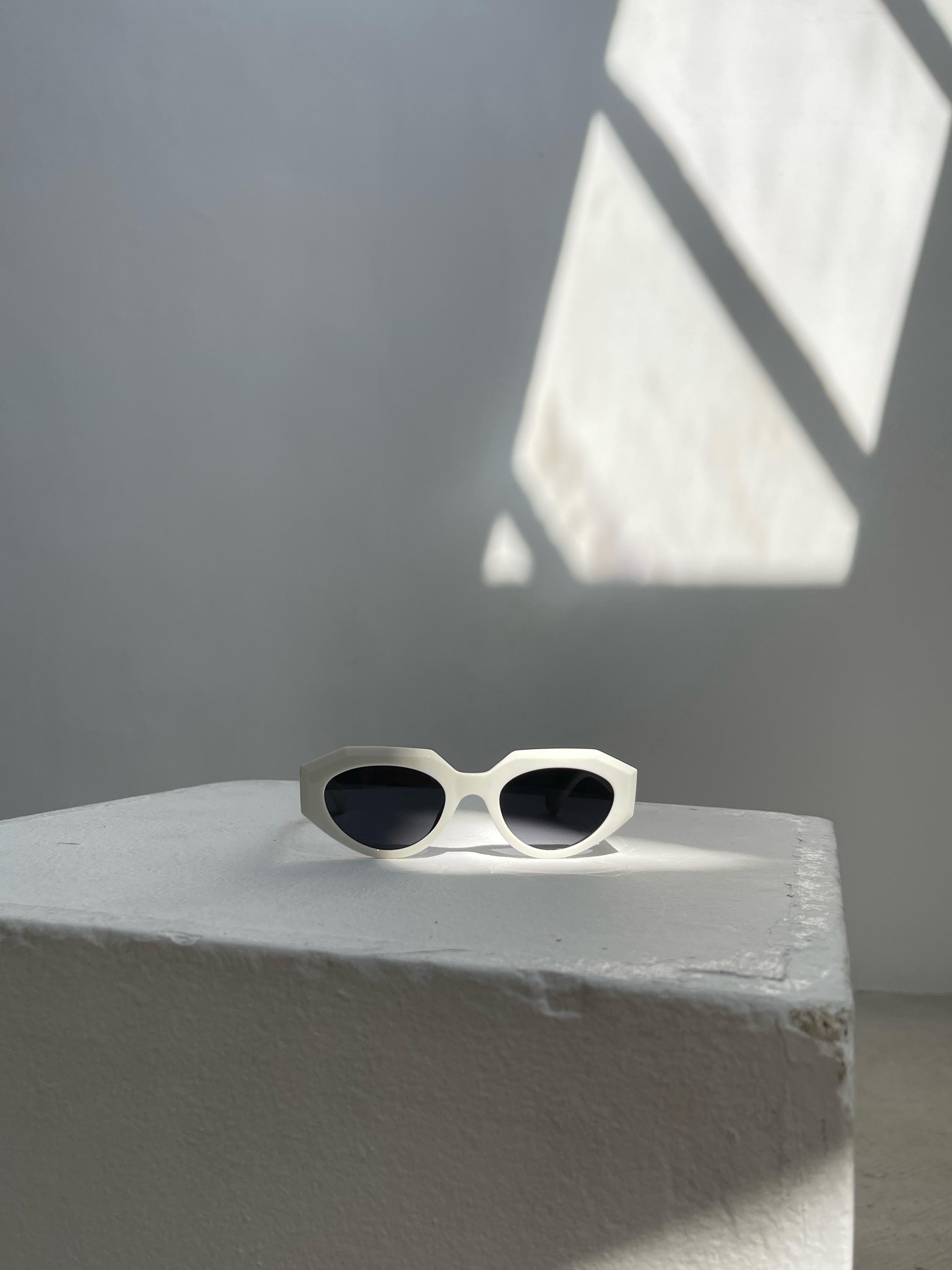 Geometric Cat Eye Sunglasses for Women – White TR90 Frame  display picture 1