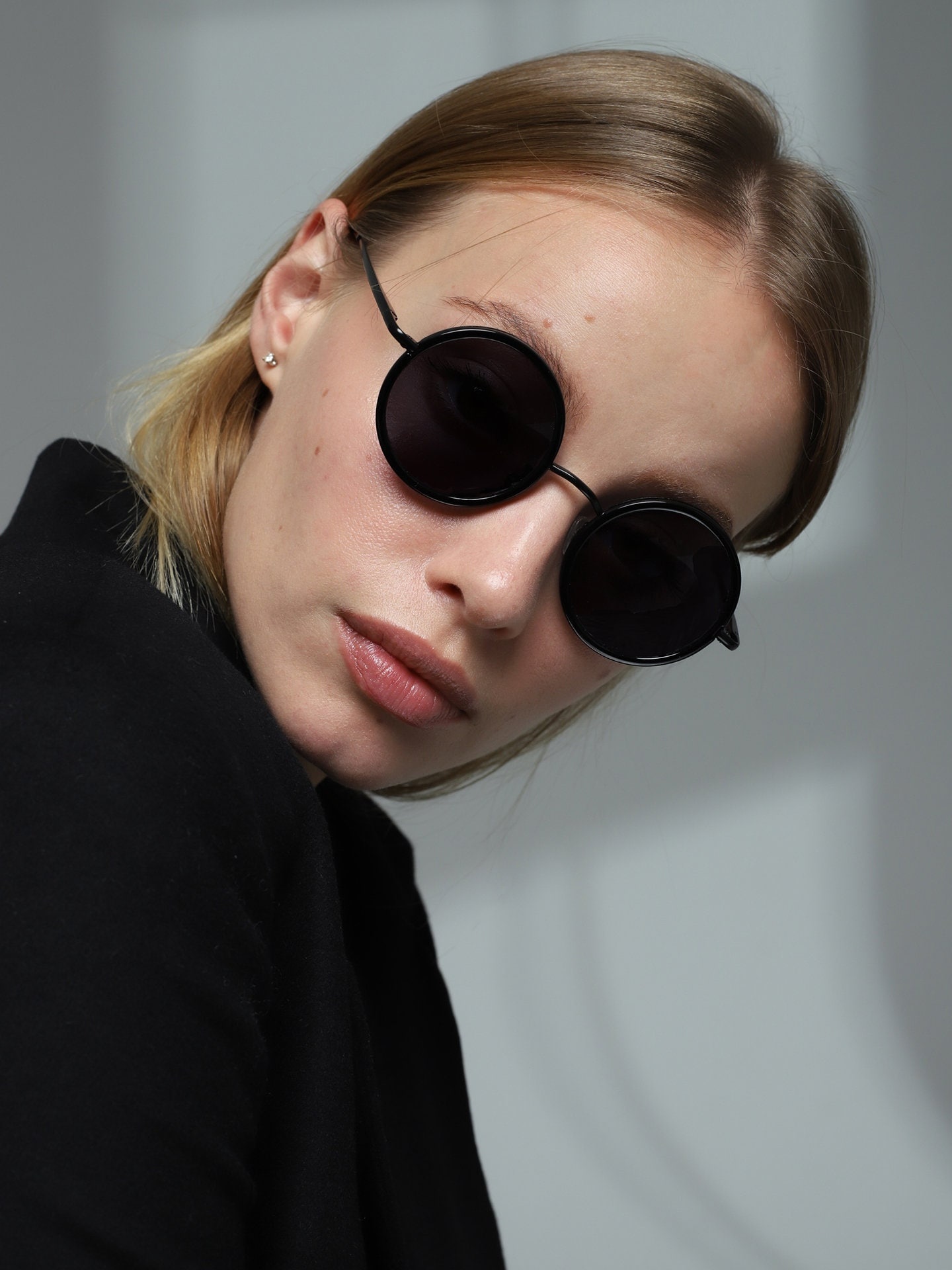 Blackburn Round Sunglasses - Italian-Made Unisex Shades With UV400 Protection - Classic Amber Frame - View #9