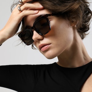 Tortoise shell chunky square sunglasses women