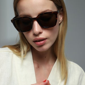 Tortoise shell trendy rectangle sun glasses women with polarized lenses UV400 protection.